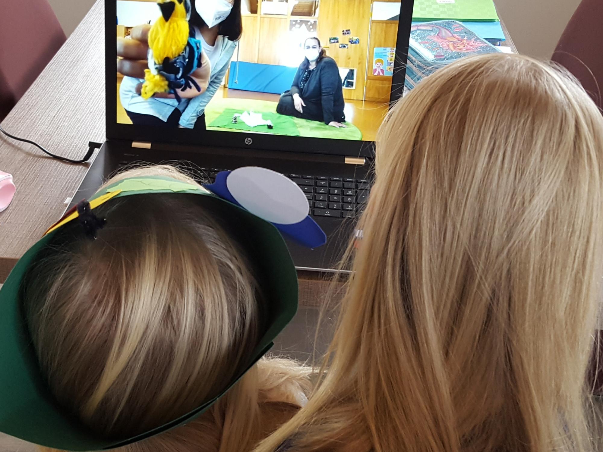 Die kurzweiligen Videos erfreuen die Kinder ganz besonders und lassen sie spüren, dass sie ein wichtiger Teil der Kindergarten-Gemeinschaft sind.